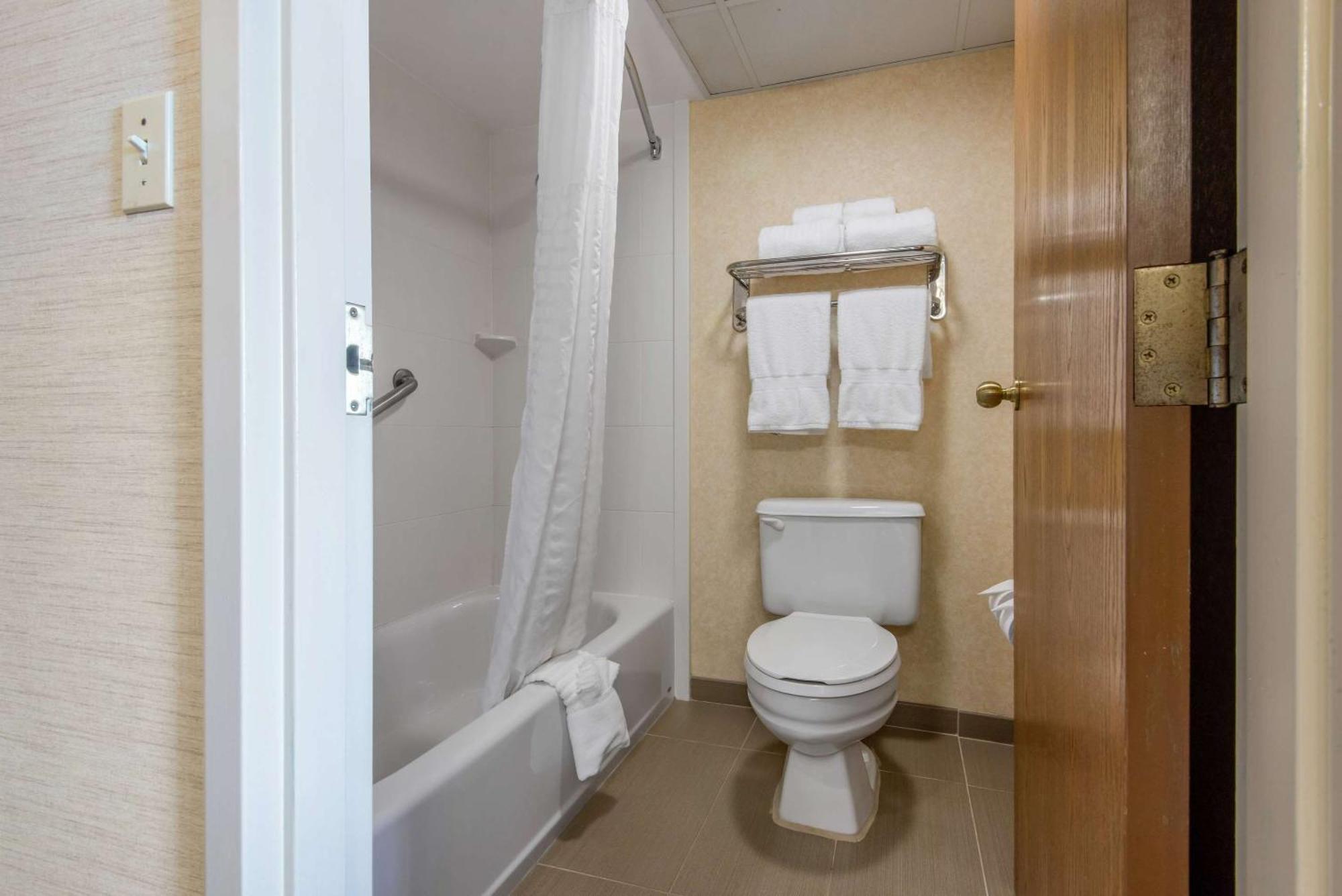 Quality Inn & Suites Mansfield Extérieur photo