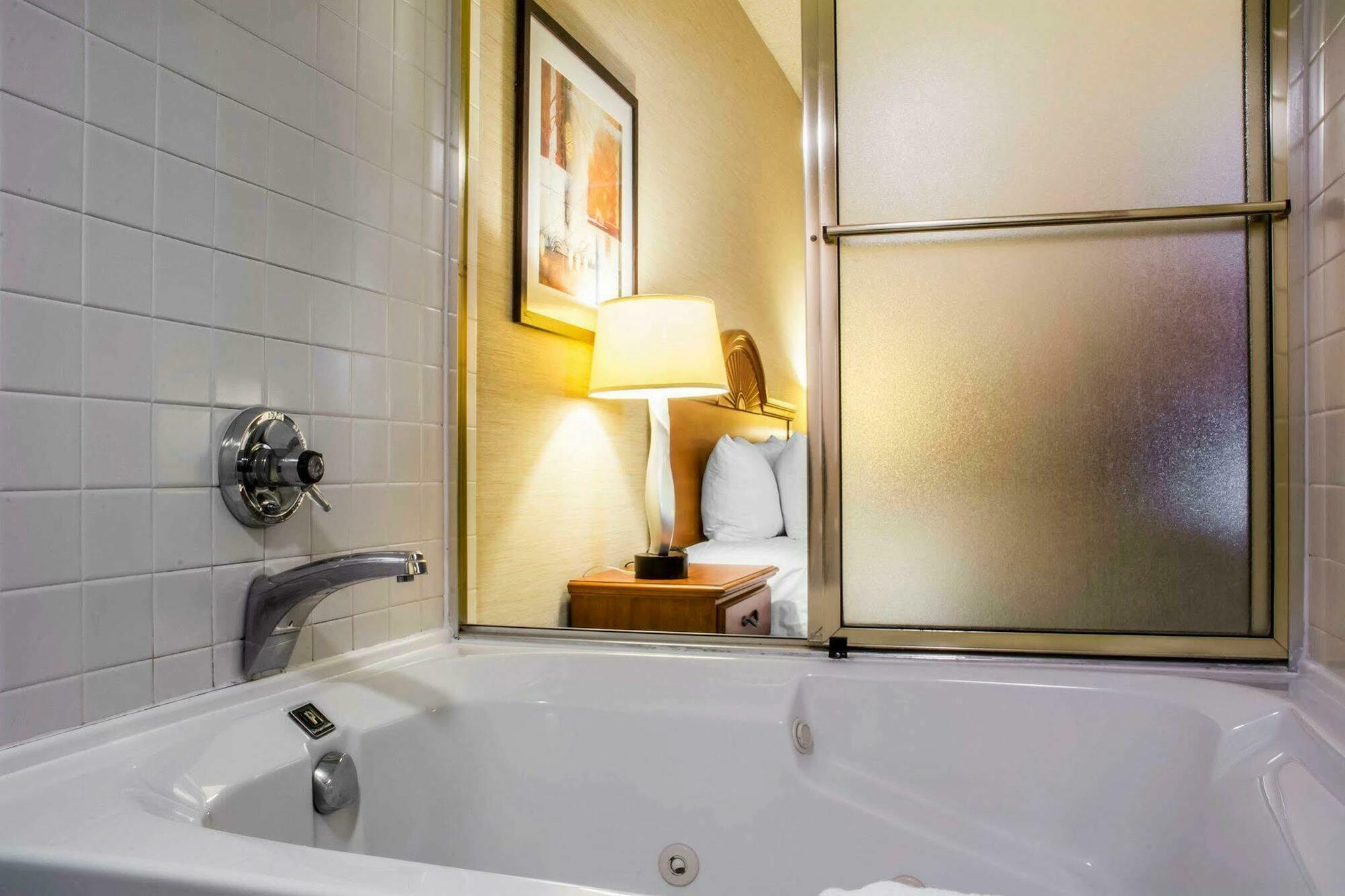 Quality Inn & Suites Mansfield Extérieur photo